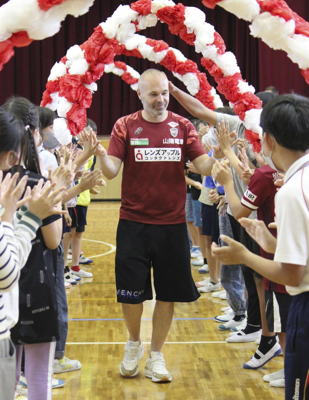 神戸市垂水区の舞多聞小学校を訪問したJ1神戸のイニエスタ（共同）