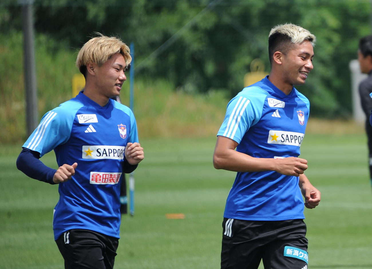 ランニングする三戸（左）（20日撮影）