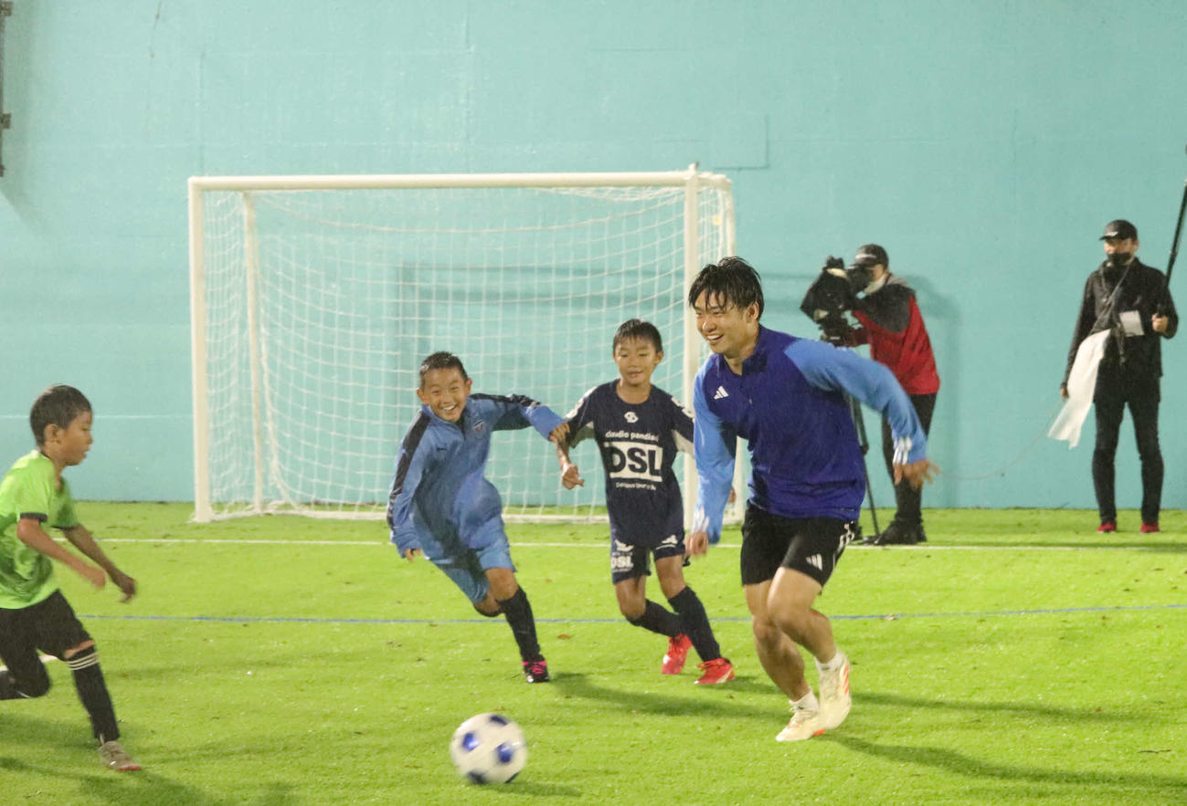 古巣の横浜FCの関連施設で小学生のサッカークリニックを行ったスパルタFW斉藤光毅（右）