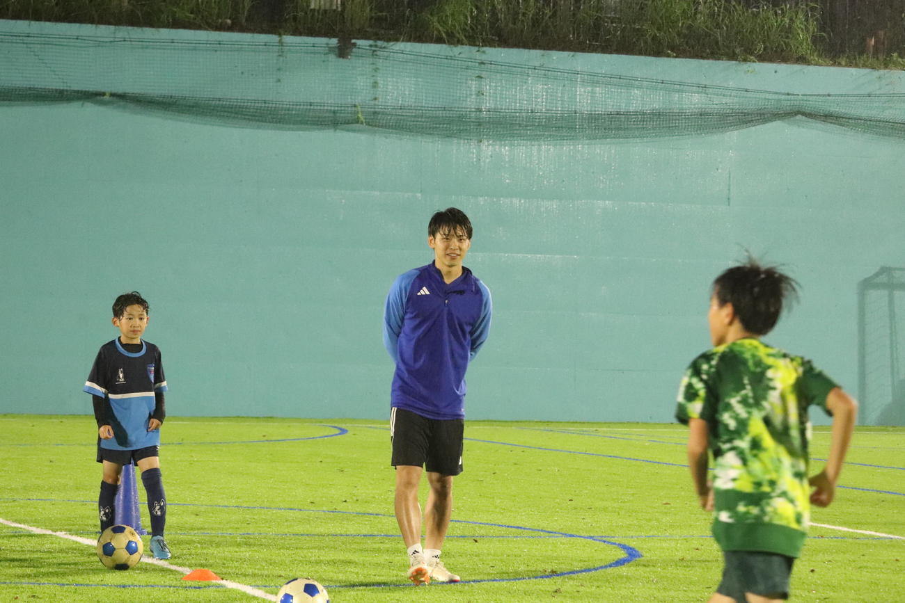 古巣の横浜FCの関連施設で小学生のサッカークリニックを行ったスパルタFW斉藤光毅（中央）
