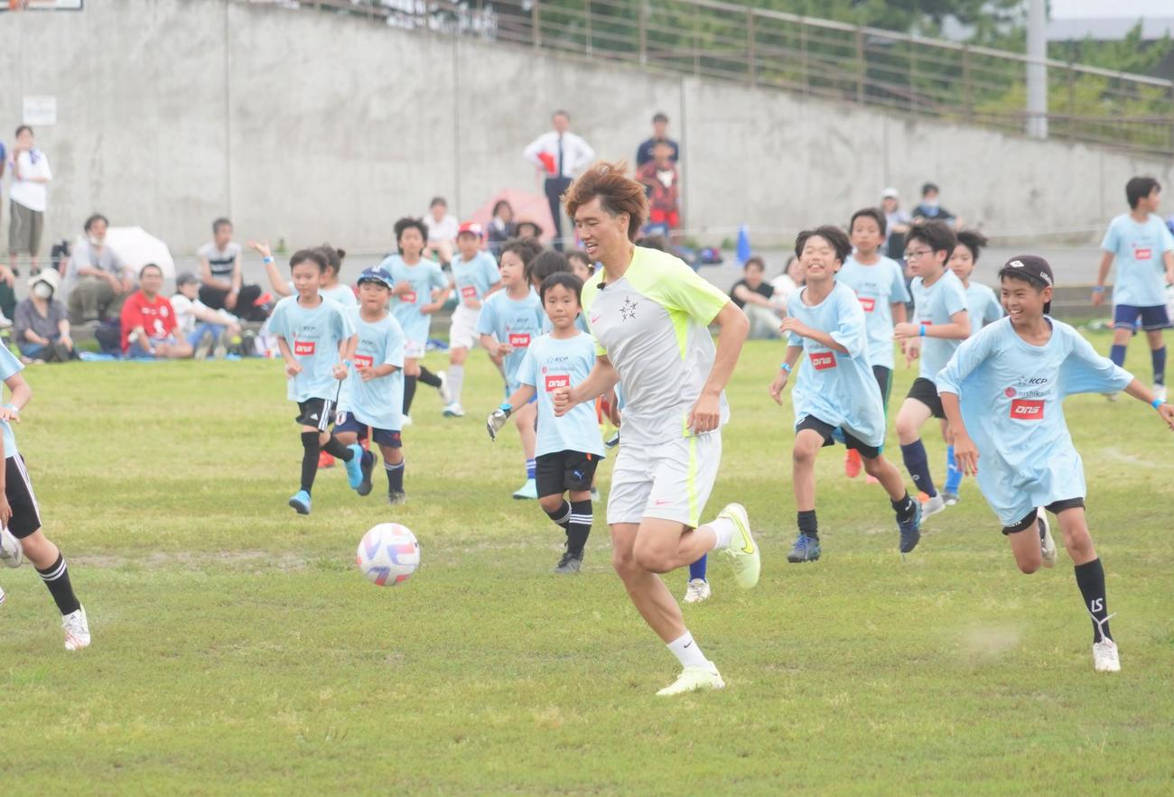 サッカーイベントを開催し、子どもたちと試合する板倉滉（撮影・佐藤成）