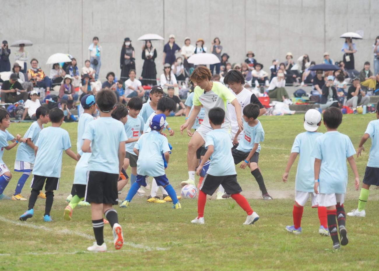 サッカーイベントを開催し、子どもたちと試合する板倉滉（撮影・佐藤成）
