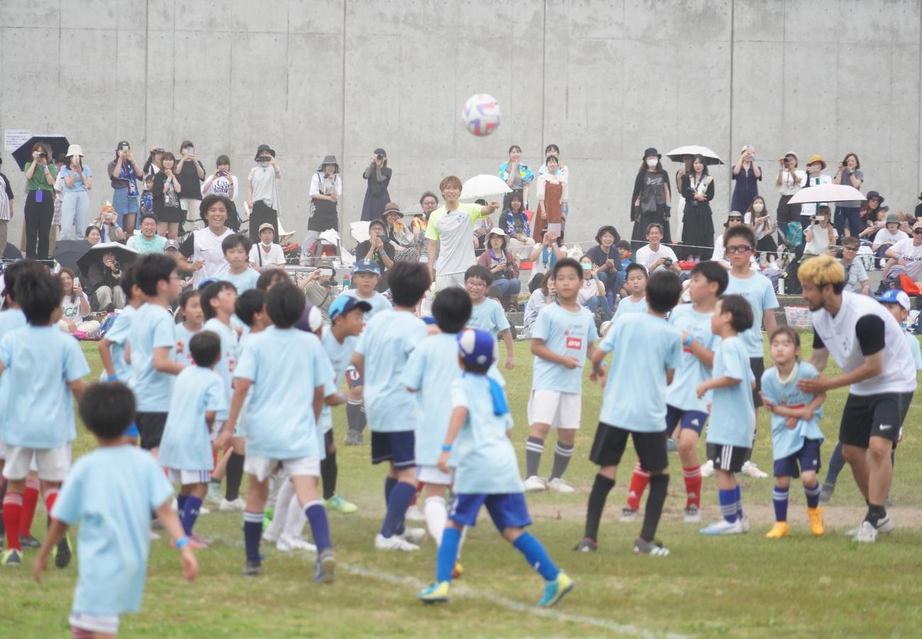 サッカーイベントを開催し、子どもたちとの試合で指示を出す板倉滉（奥）（撮影・佐藤成）