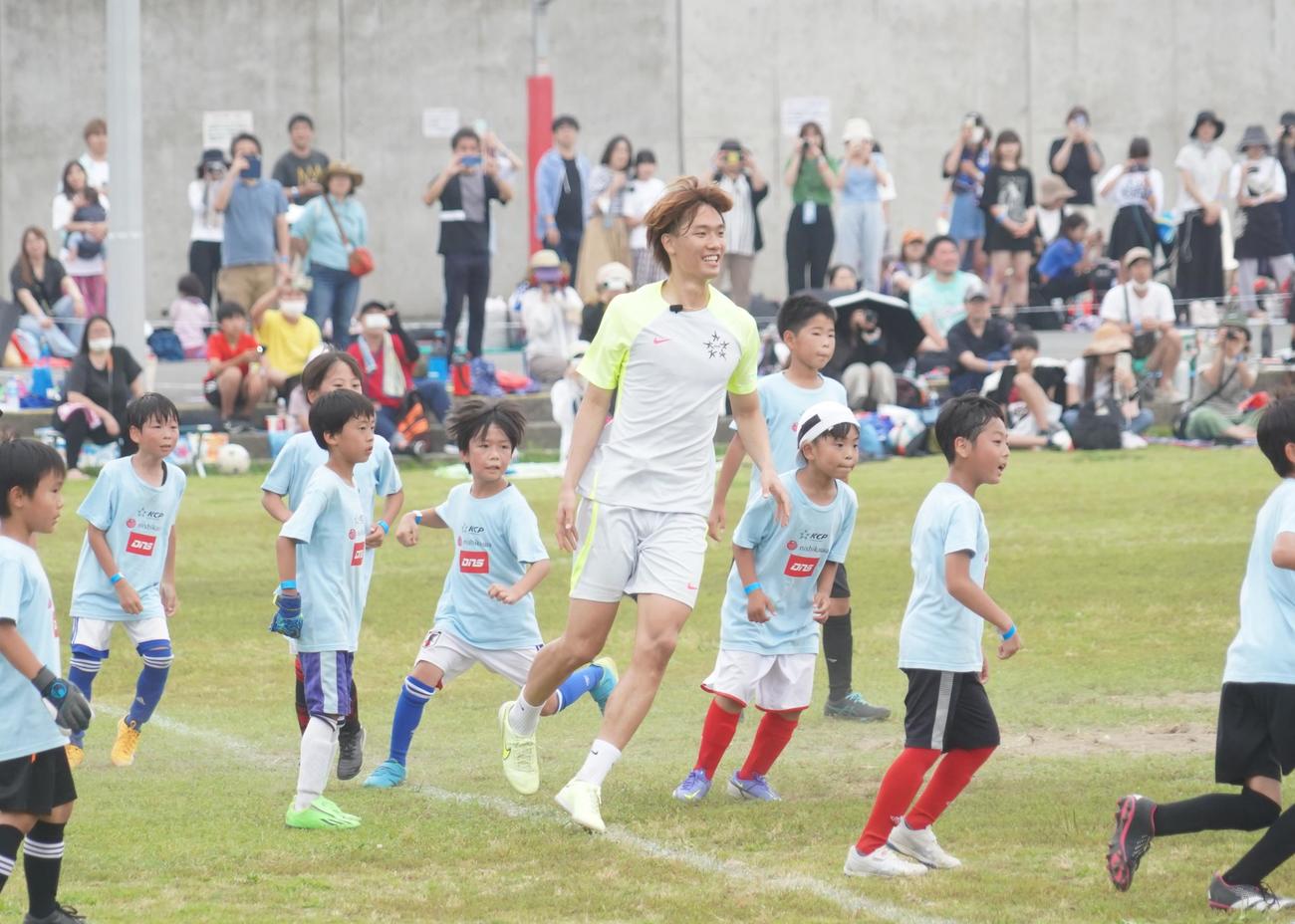 サッカーイベントを開催し、子どもたちと試合する板倉滉（撮影・佐藤成）