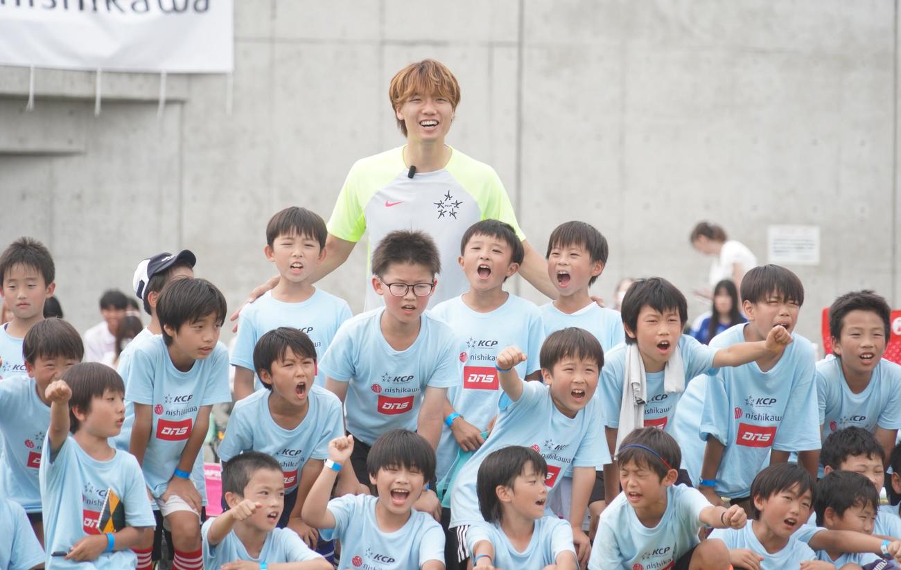 サッカーイベントを開催した板倉滉（撮影・佐藤成）