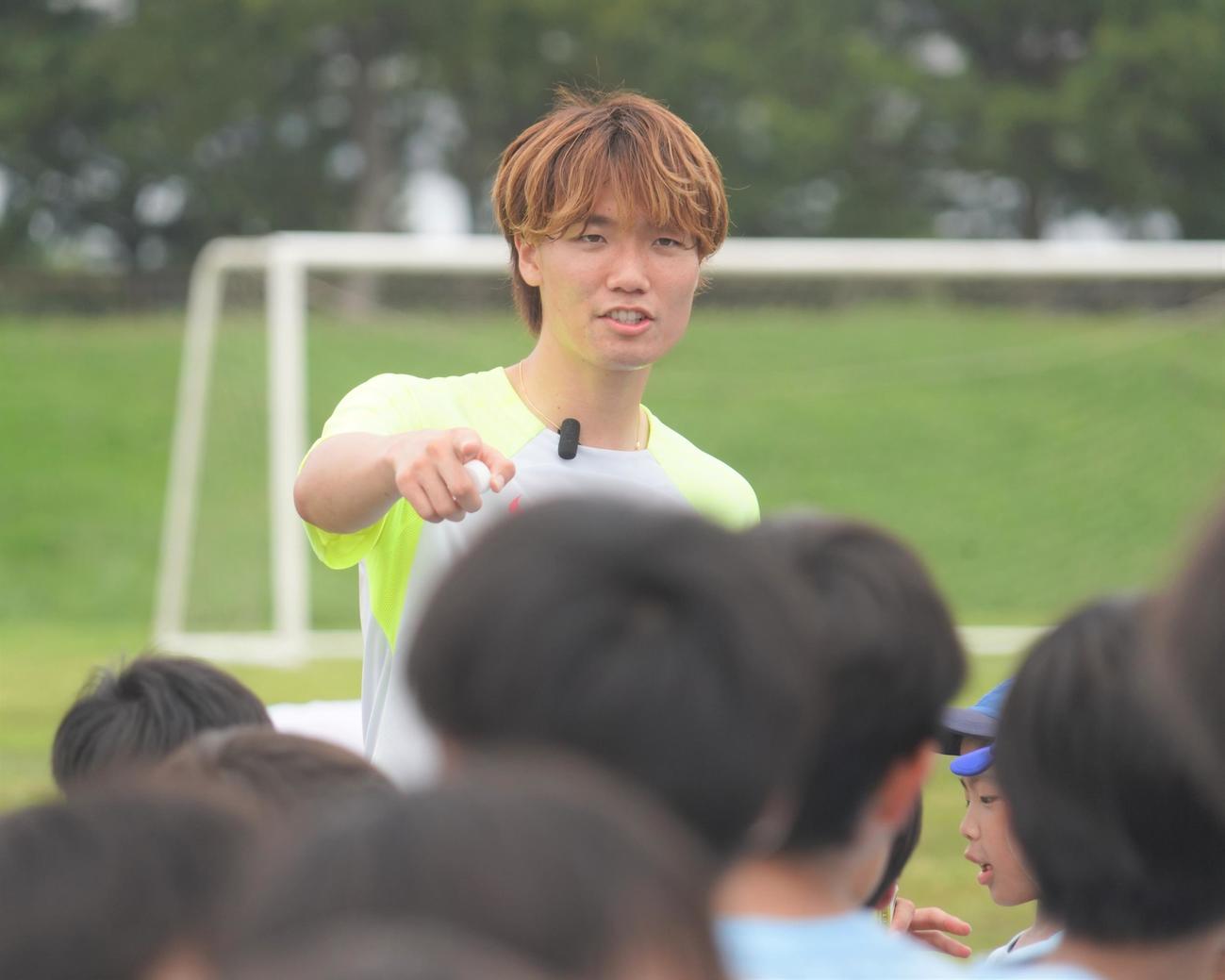 サッカーイベントを開催した板倉滉（撮影・佐藤成）