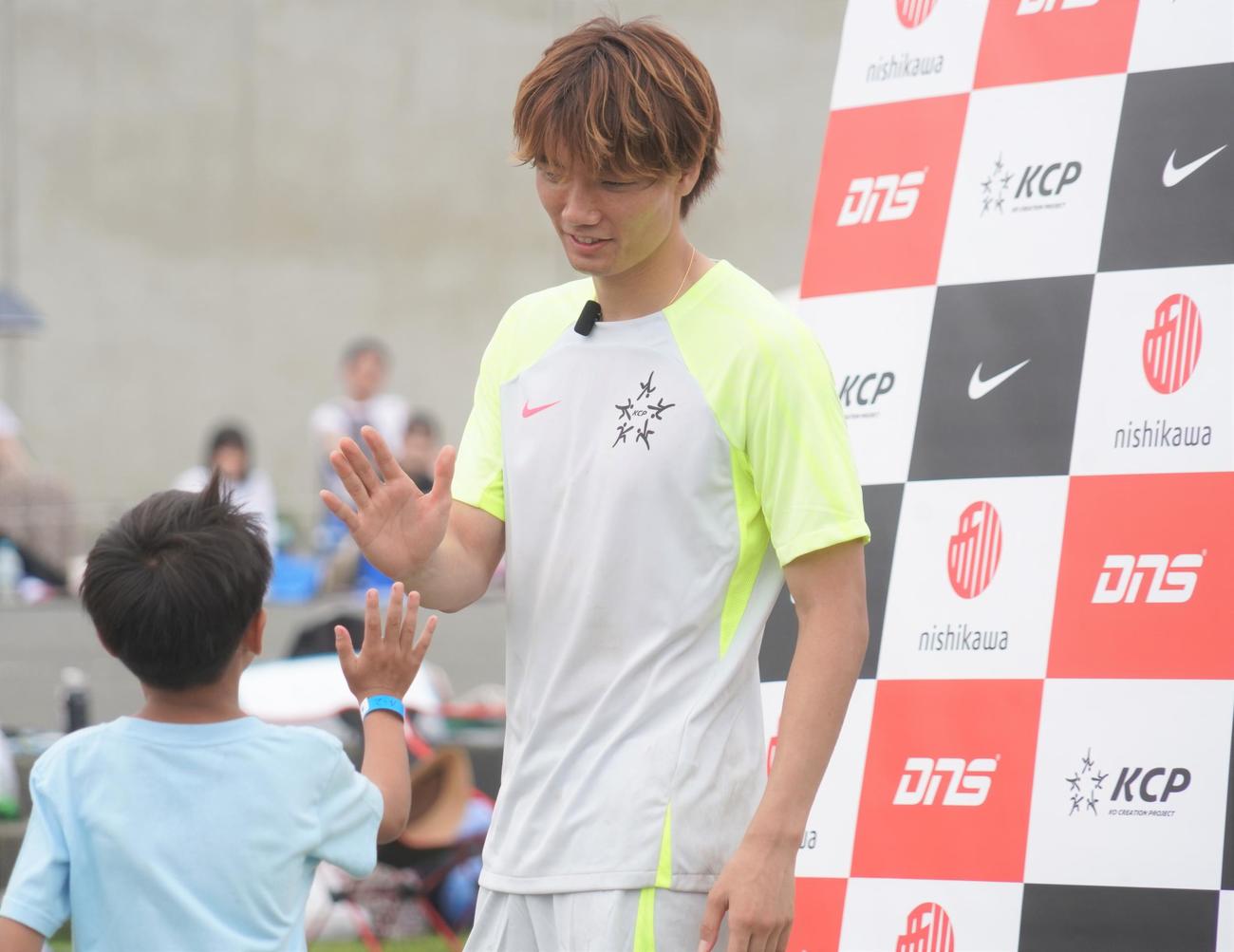 サッカーイベントを開催した板倉滉（撮影・佐藤成）