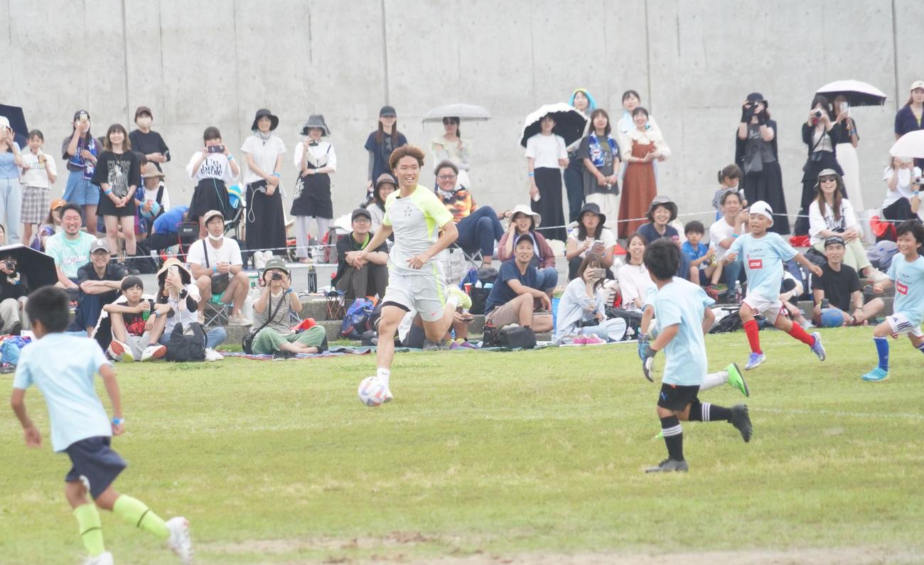 サッカーイベントを開催し、子どもたちと試合する板倉滉（撮影・佐藤成）
