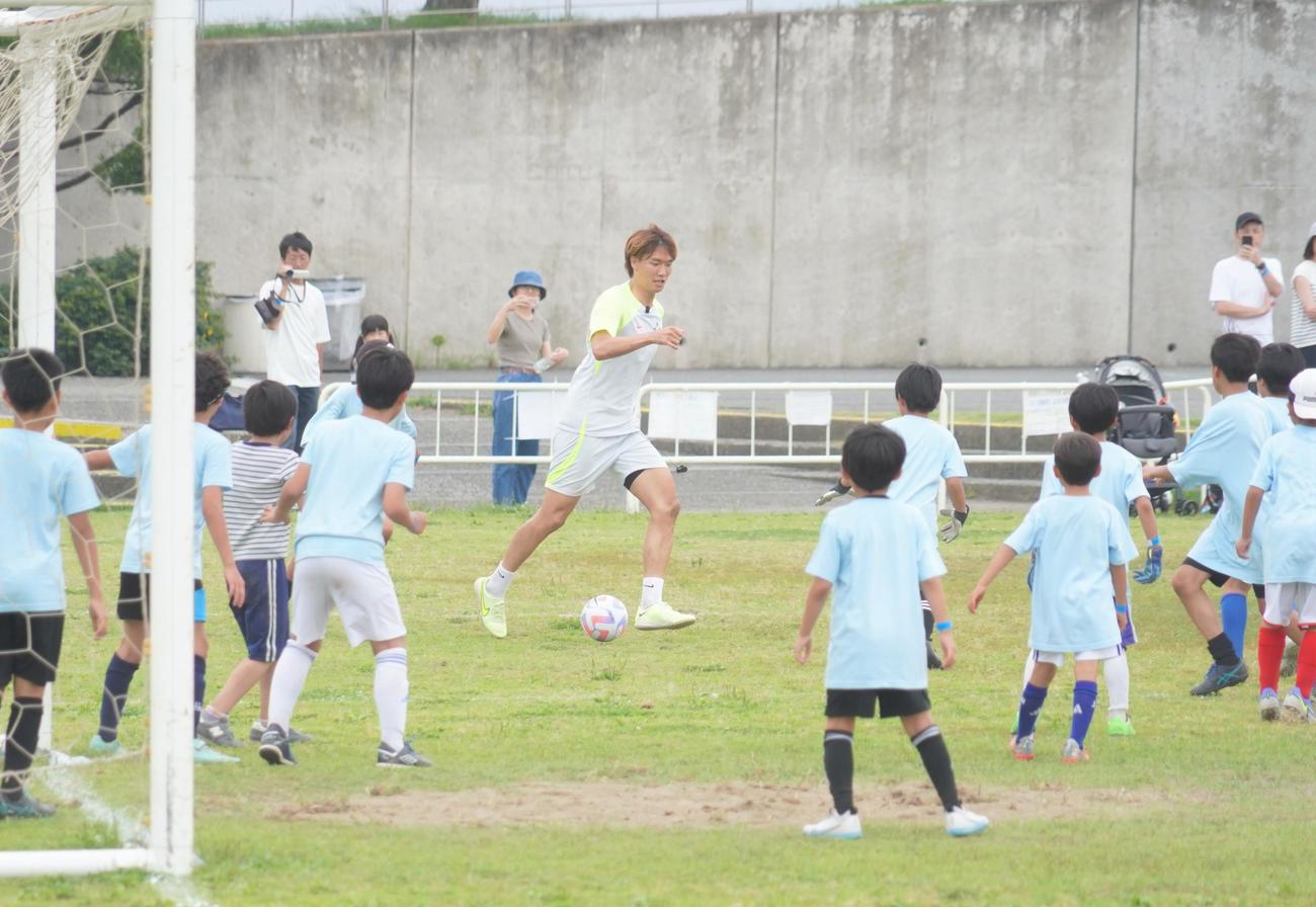 サッカーイベントを開催し、子どもたちと試合する板倉滉（撮影・佐藤成）