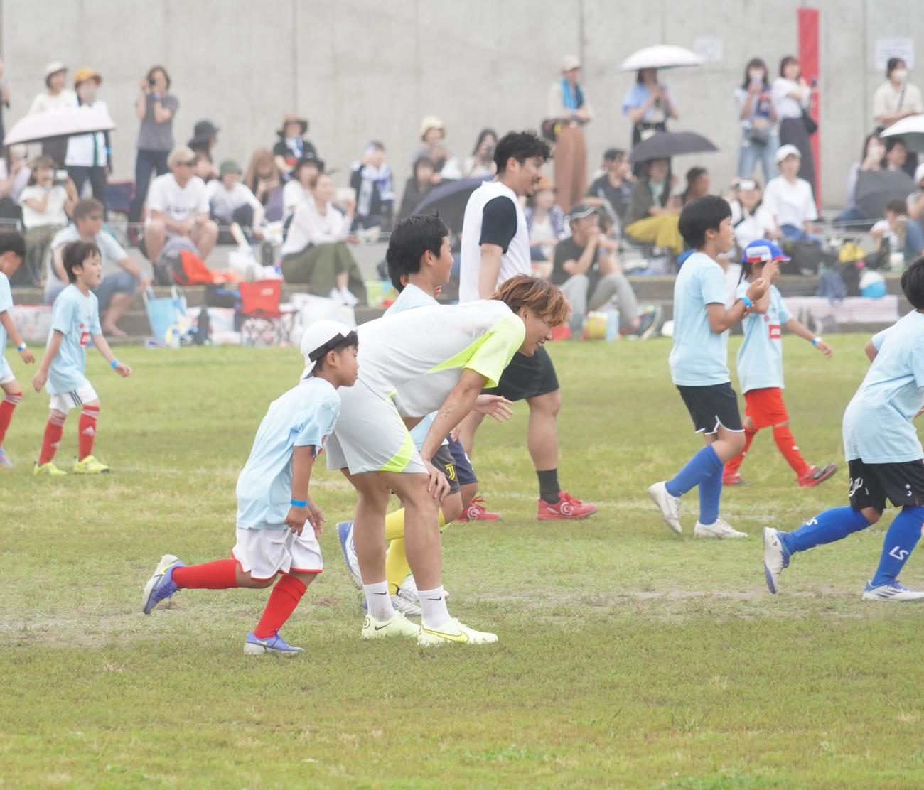 サッカーイベントを開催し、子どもたちと試合する板倉滉（撮影・佐藤成）