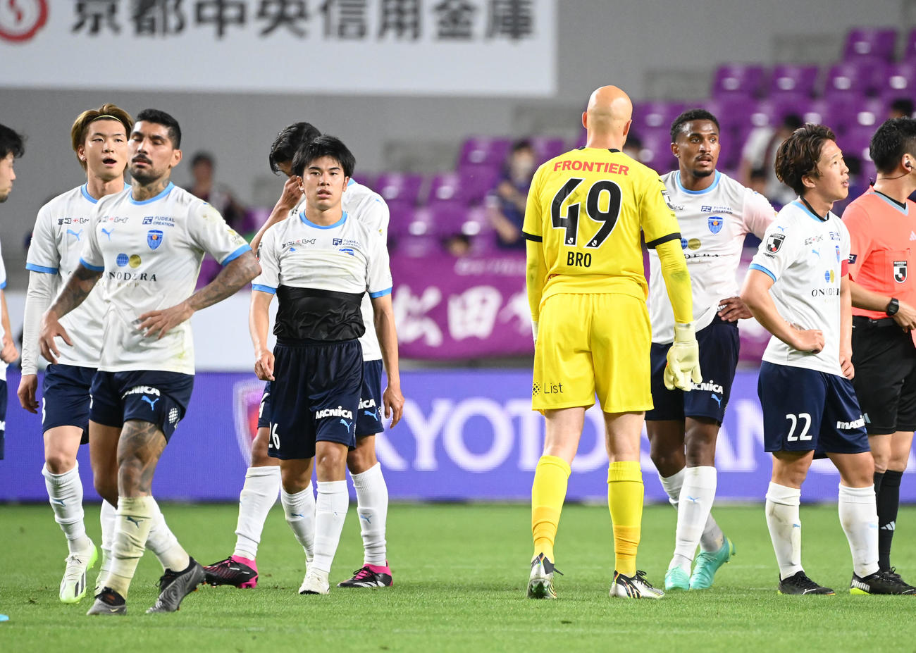 京都対横浜FC　京都に逆転負けを喫し肩を落とす横浜FCの選手ら（撮影・和賀正仁）
