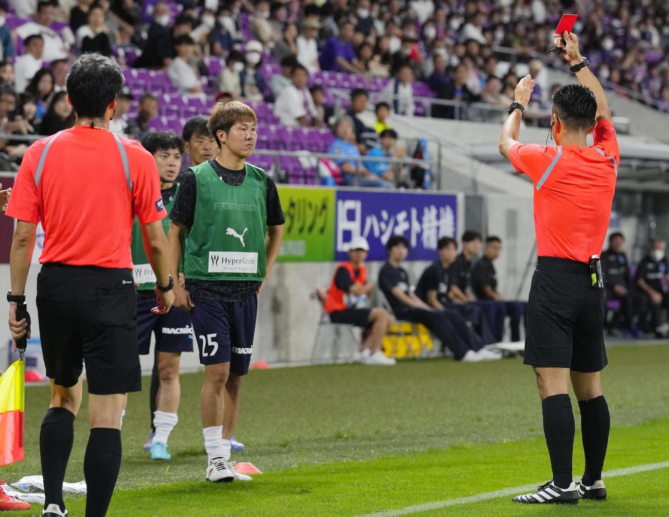 前半終了間際、レッドカードを受け、退場となった横浜FC三田（共同）