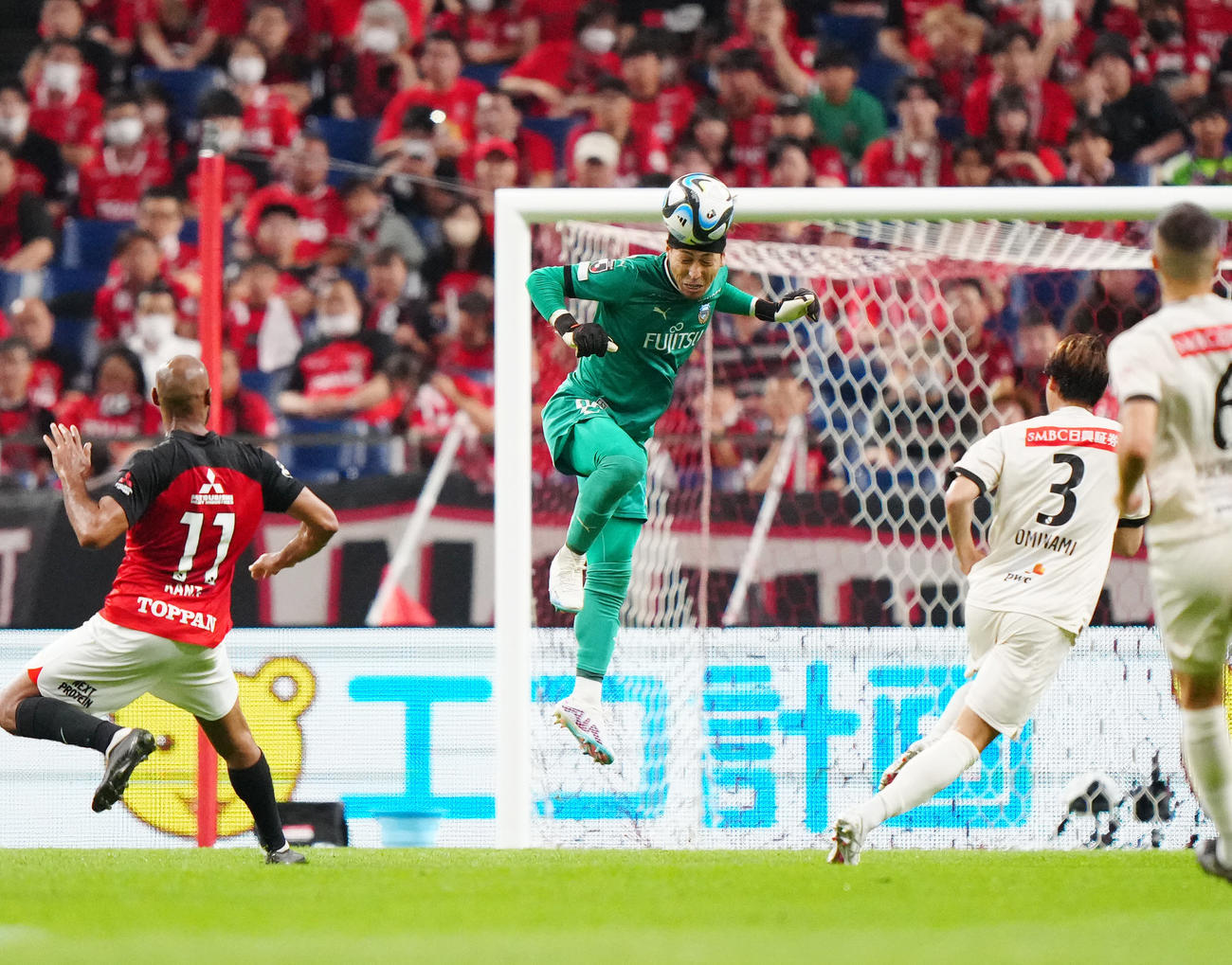 浦和対川崎F　前半、ヘディングでクリアする川崎FのGK上福元（撮影・江口和貴）