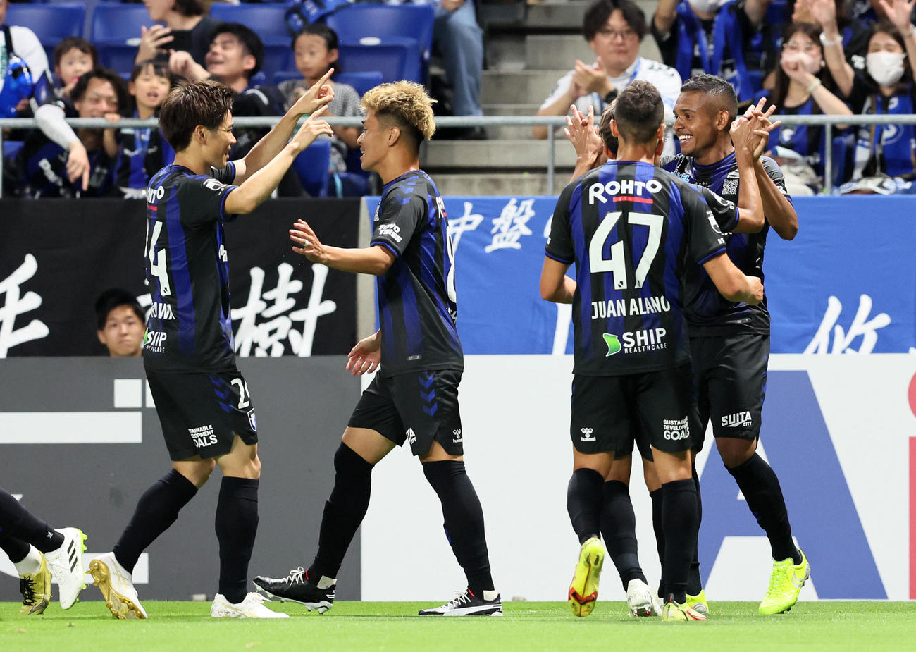 G大阪対鹿島　前半、G大阪ダワンがゴールを決め笑顔で黒川（左）らイレブンとタッチする（撮影・加藤哉）