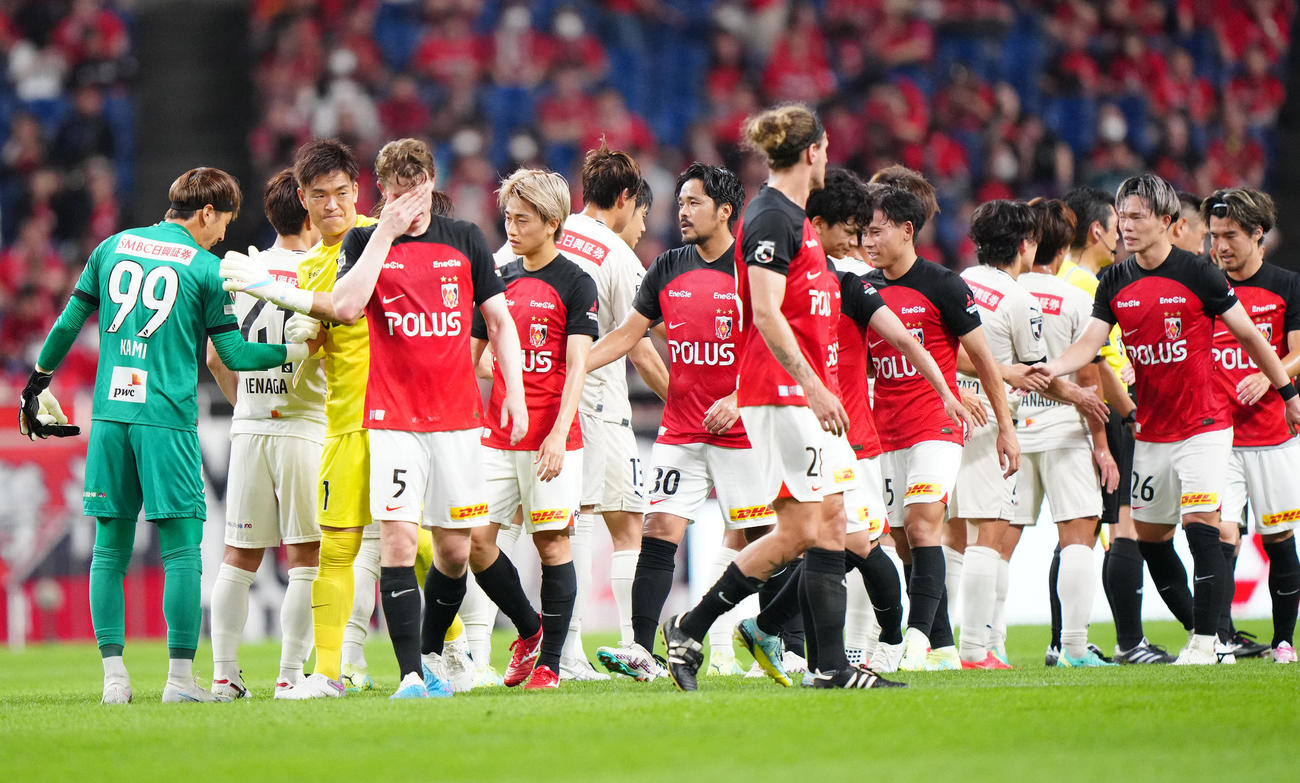 浦和対川崎F　試合後、あいさつを交わす浦和の選手たち（撮影・江口和貴）