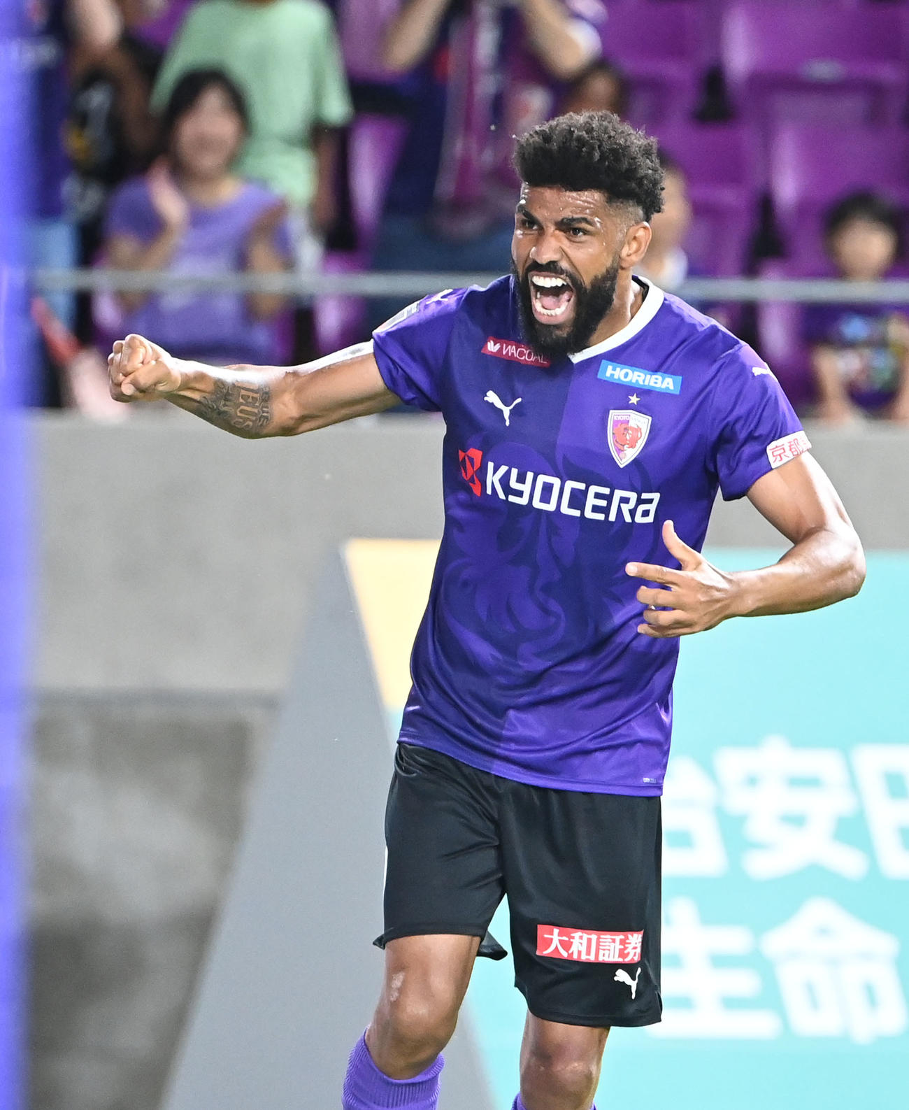 京都対横浜FC　後半、ゴール前のクロスに頭であわせ勝ち越し点を奪った京都パトリックはガッツポーズ（撮影・和賀正仁）