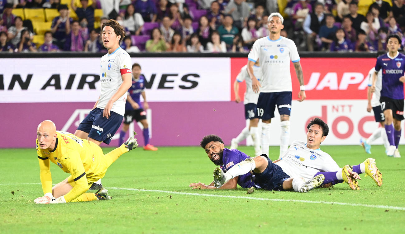 京都対横浜FC　後半、ゴール前のクロスに頭であわせ勝ち越し点を奪う京都パトリック（撮影・和賀正仁）
