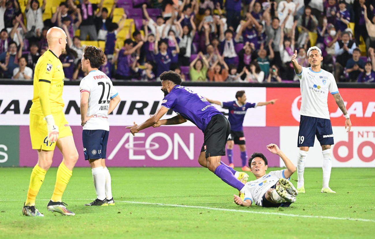 京都対横浜FC　後半、ゴール前のクロスに頭であわせ勝ち越し点を奪う京都パトリック（撮影・和賀正仁）