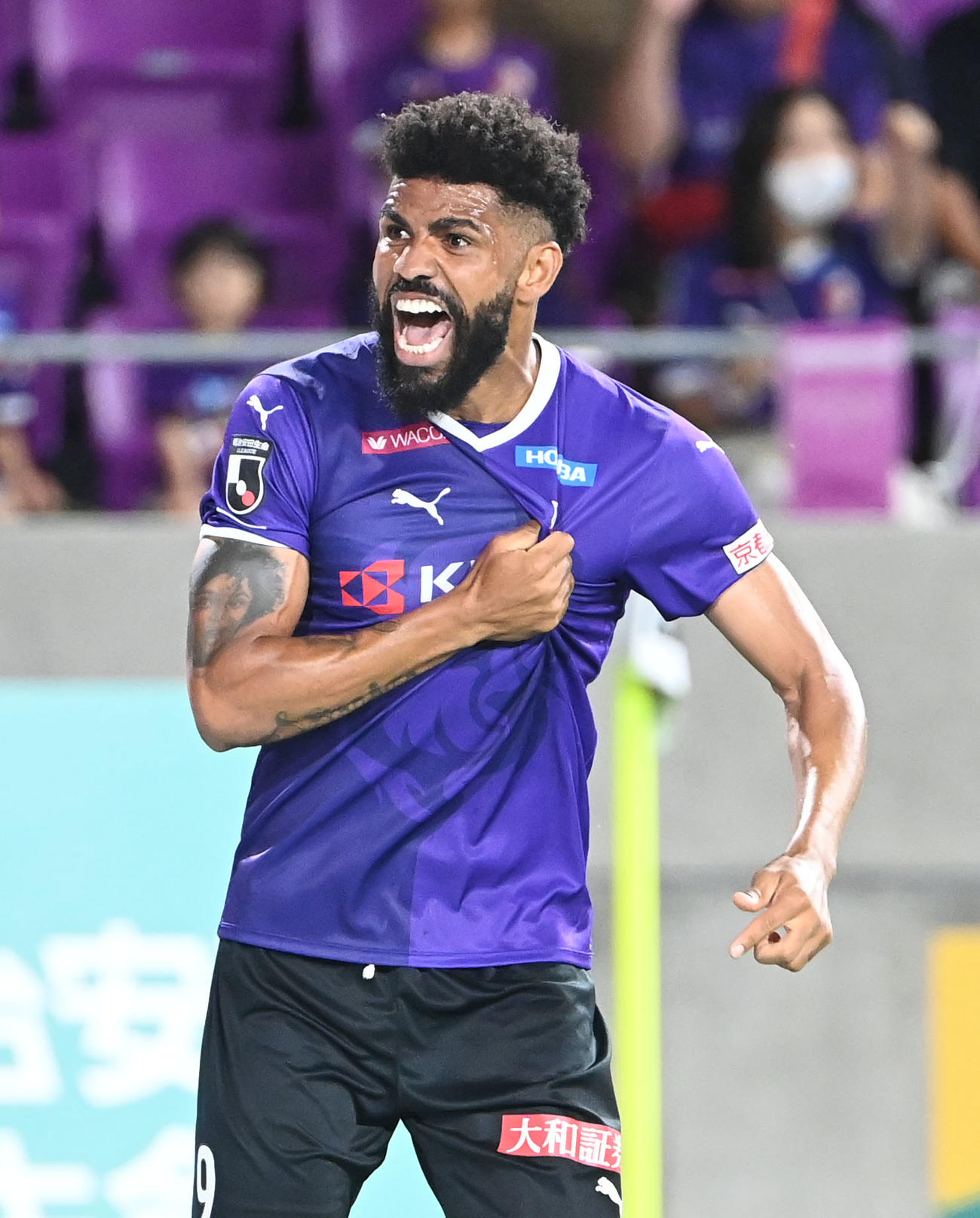 京都対横浜FC　後半、ゴール前のクロスに頭であわせ勝ち越し点を奪った京都パトリックはガッツポーズ（撮影・和賀正仁）