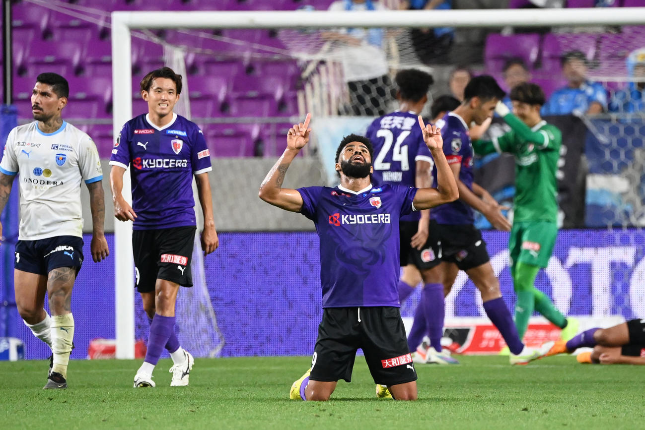 京都対横浜FC　横浜FCに逆転勝ちし、京都パトリックは感謝のポーズ（撮影・和賀正仁）