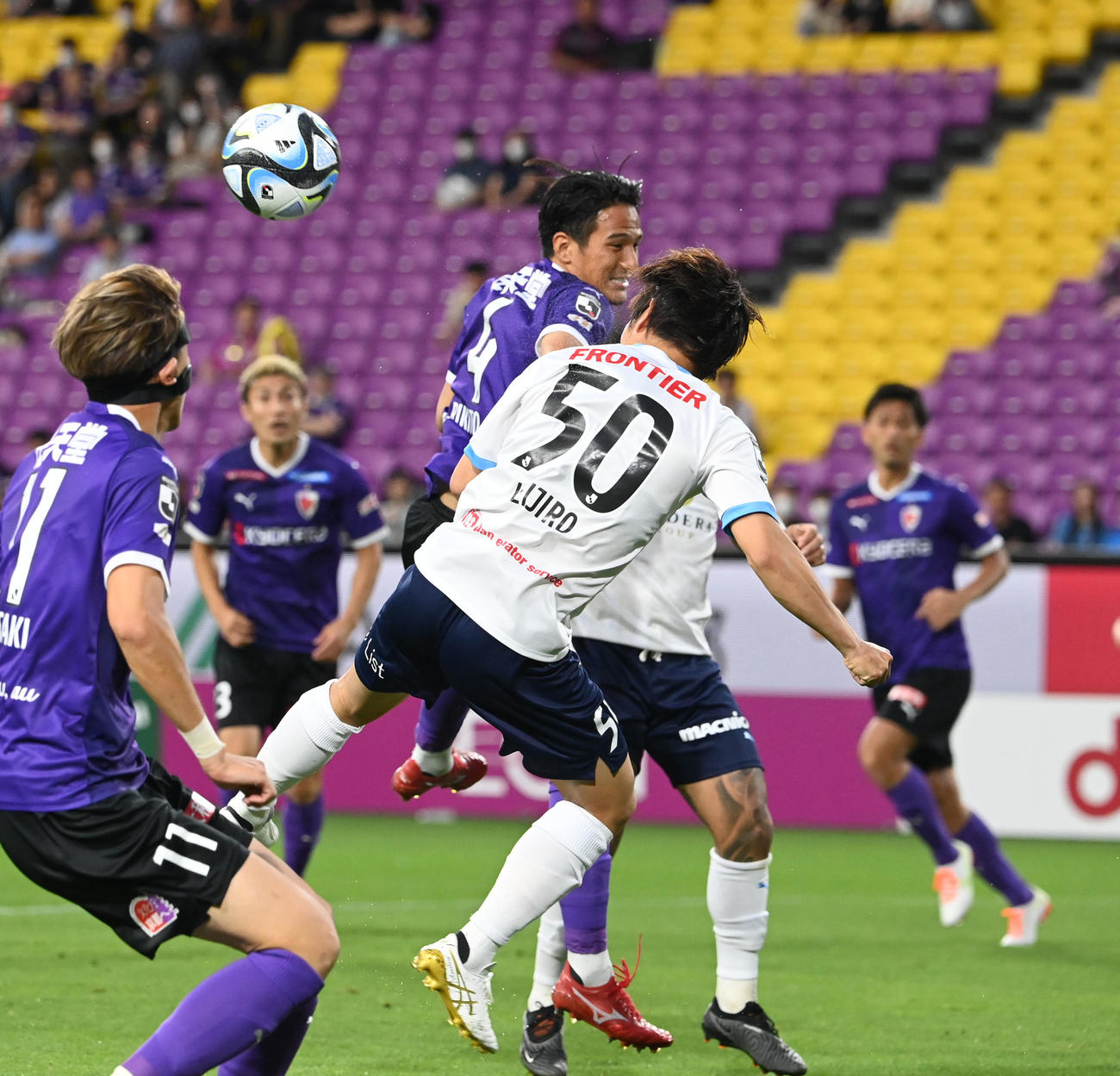 京都対横浜FC　前半、ゴール前のフリーキックに飛び込む京都井上（撮影・和賀正仁）