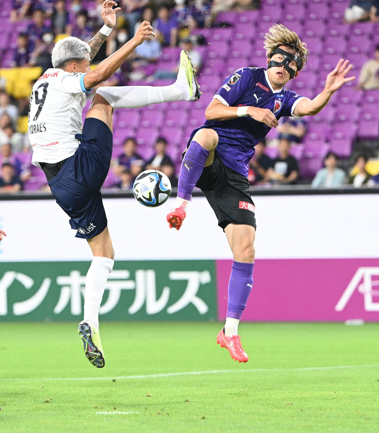 京都対横浜FC　前半、ゴール前のボールを横浜FCモラエスと争う京都山崎（右）（撮影・和賀正仁）（撮影・和賀正仁）