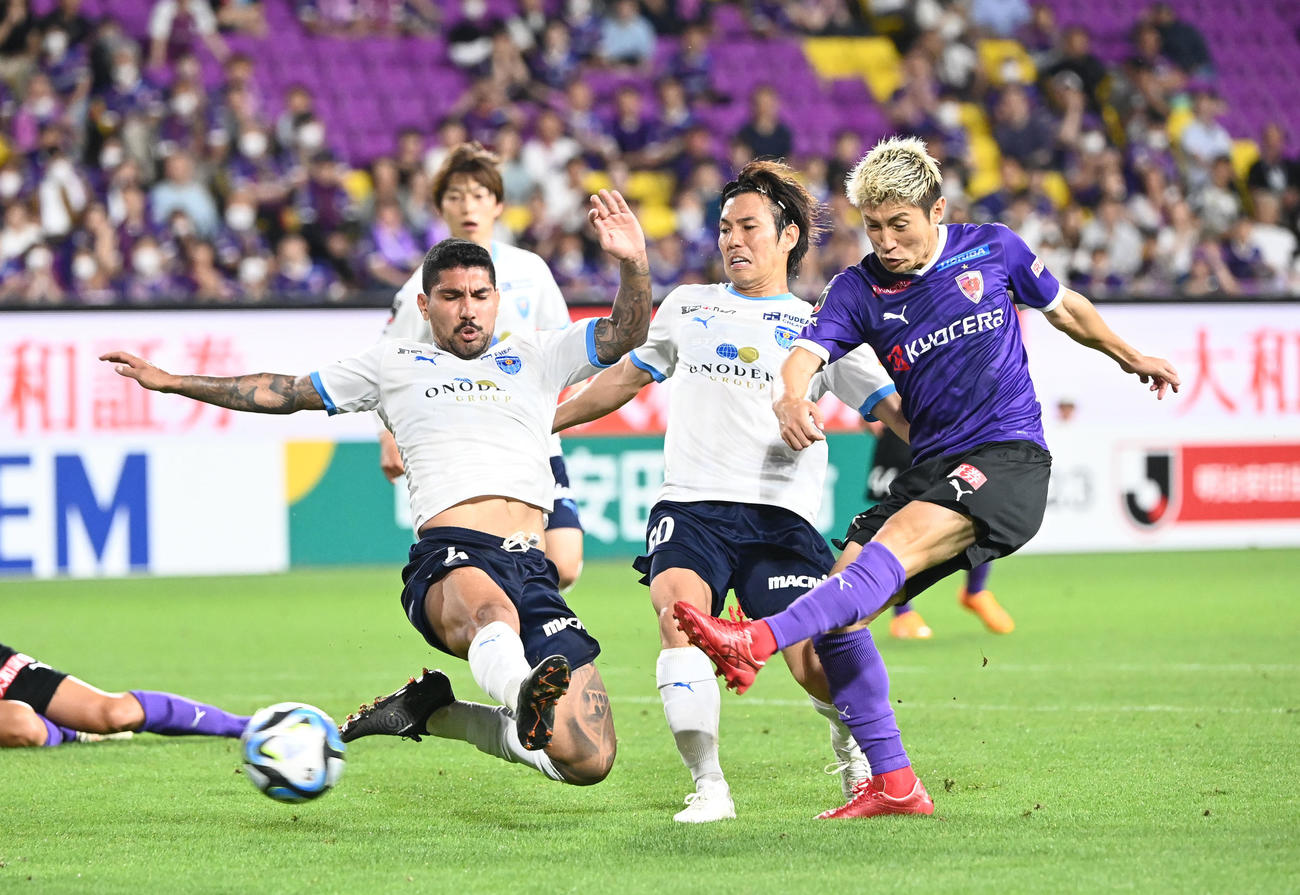京都対横浜FC　後半、ゴール前のクロスにあわせシュートを打つ京都豊川（右）（撮影・和賀正仁）