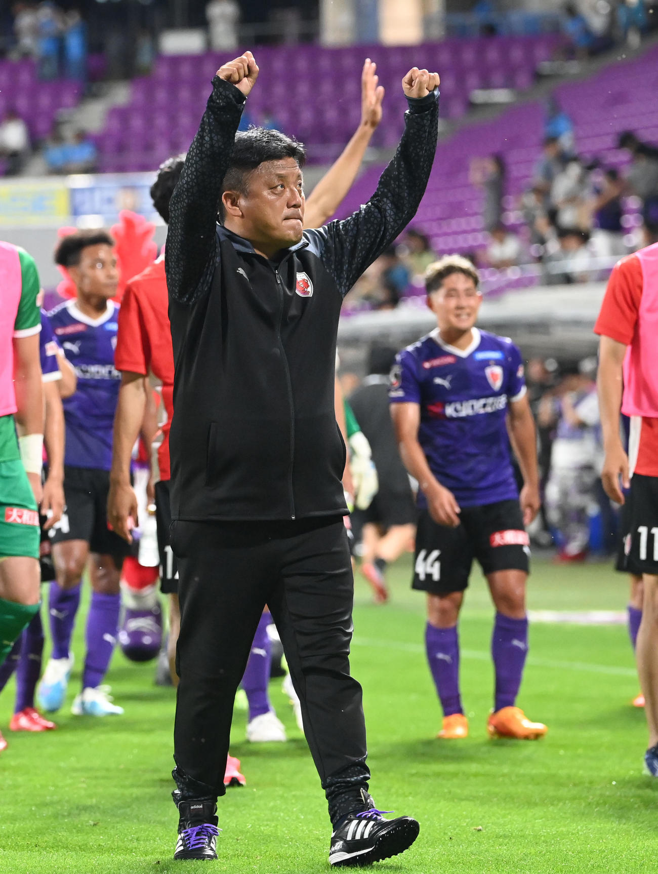 京都対横浜FC　横浜FCに勝利しガッツポーズする京都曹貴裁監督（撮影・和賀正仁）