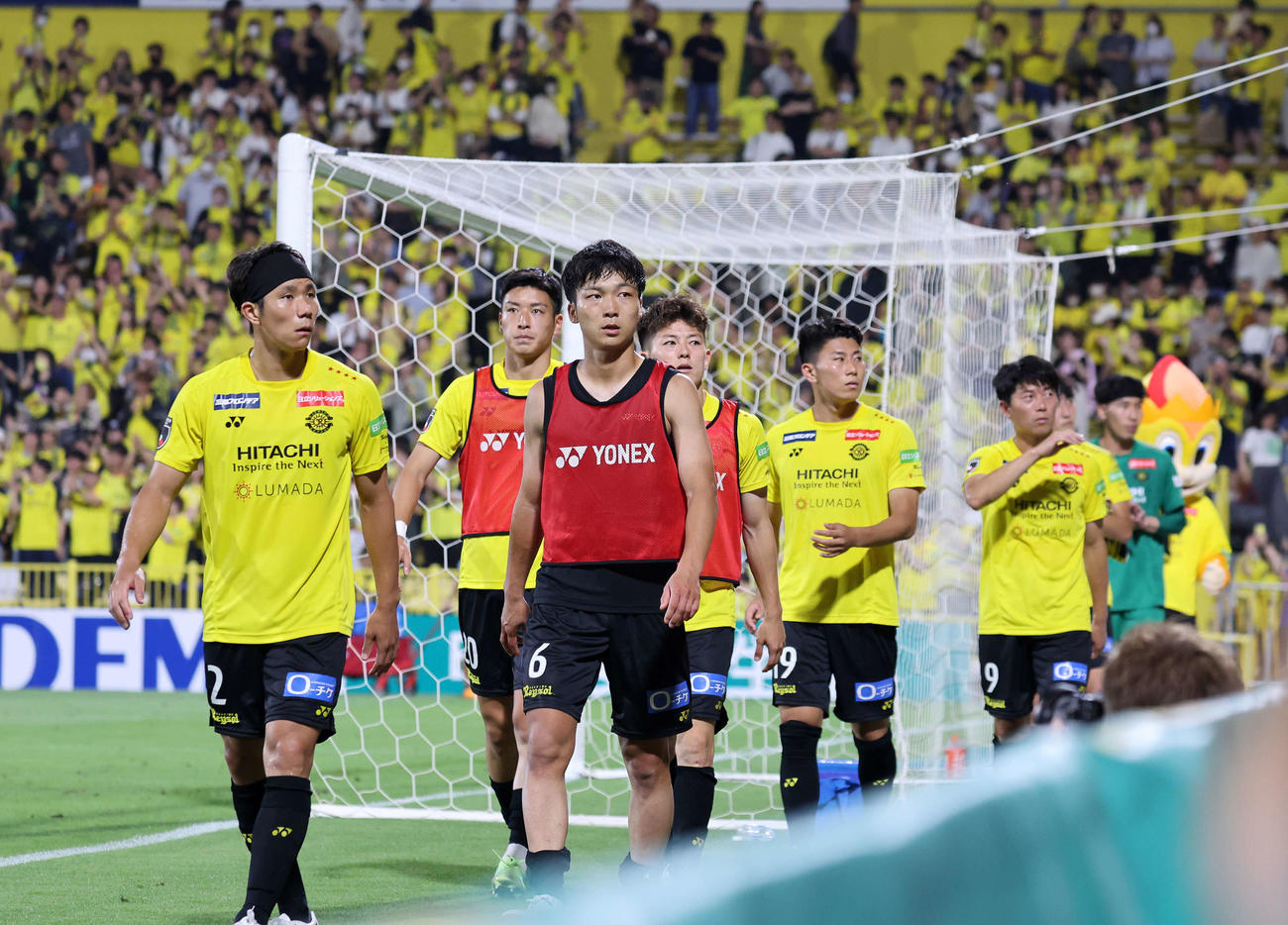 柏対新潟　サポーターにあいさつに向かう柏の選手たち（撮影・鈴木正人）