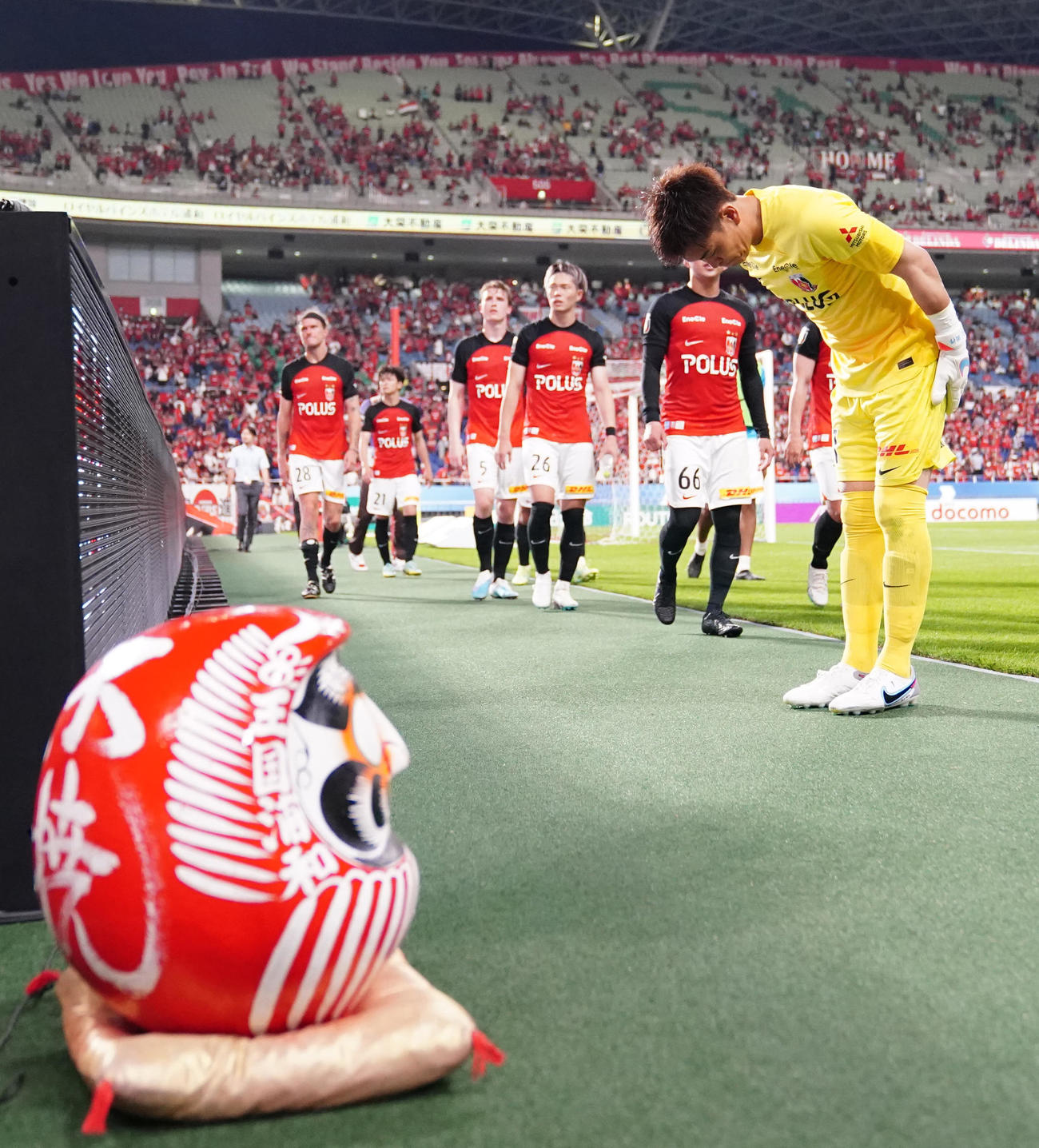 浦和対川崎F　試合後、浦和サポーターにあいさつするGK西川（右端）（撮影・江口和貴）