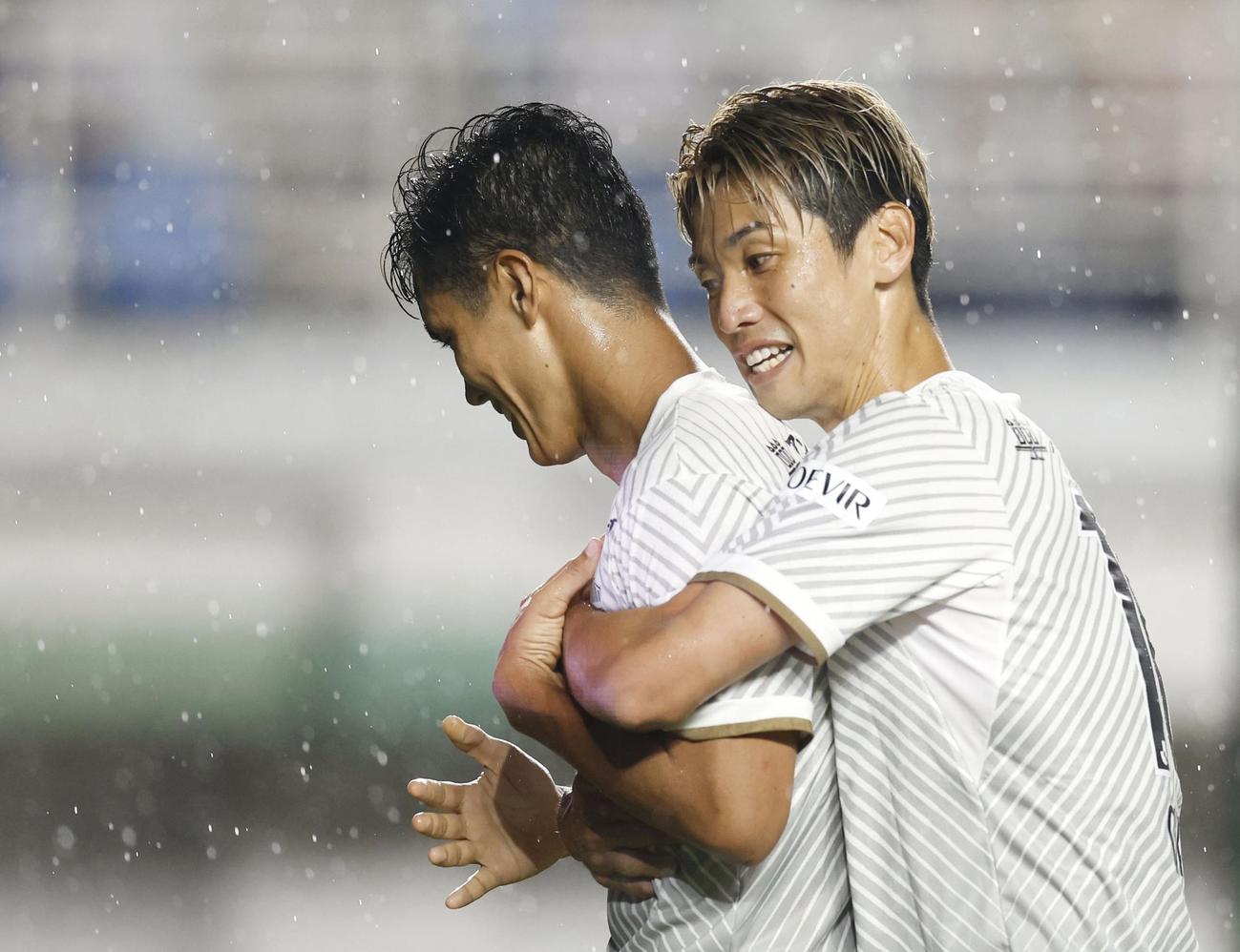後半、チーム2点目のゴールを決めた神戸・武藤（左）を祝福する大迫（共同）
