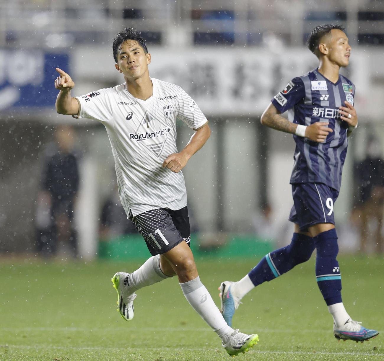 後半、チーム2点目のゴールを決め、駆け出す神戸・武藤（左）（共同）