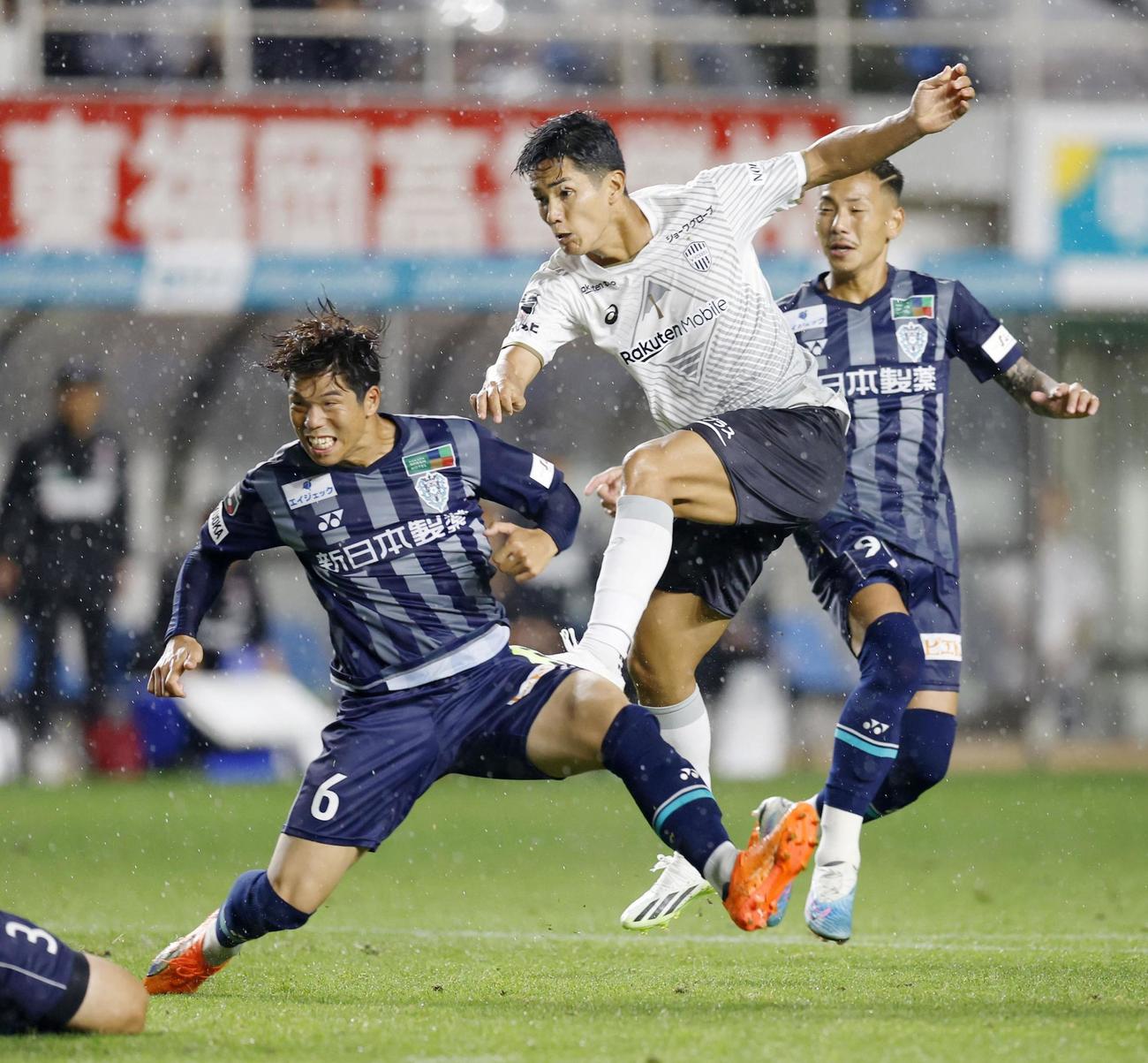 福岡対神戸　後半、チーム2点目のゴールを決める神戸武藤（中央）（共同）