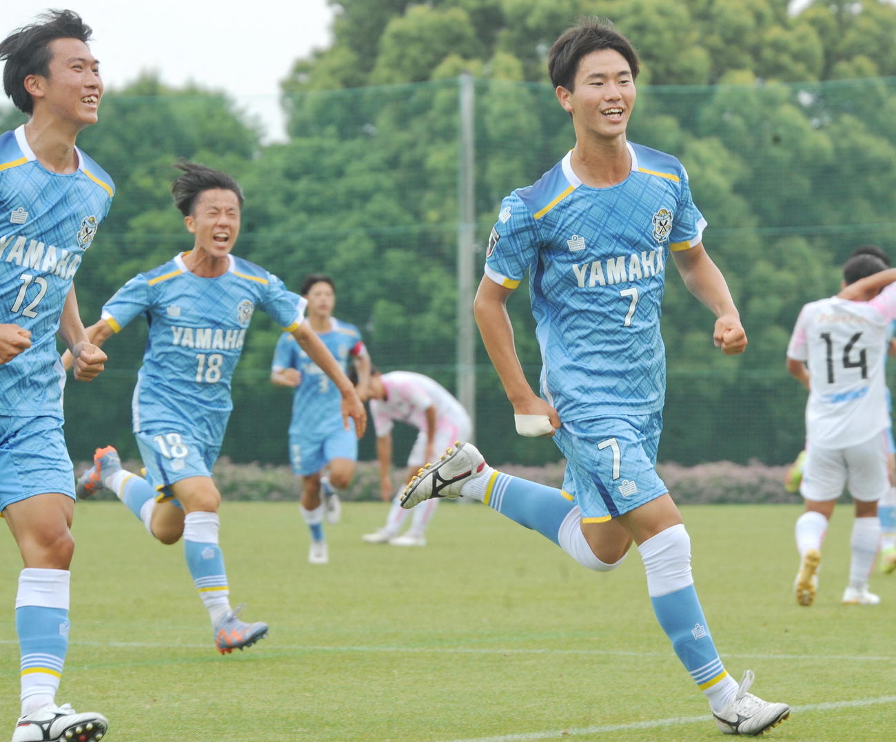 先制ゴールを決め、笑顔を見せる磐田U－18MF鈴木（右）
