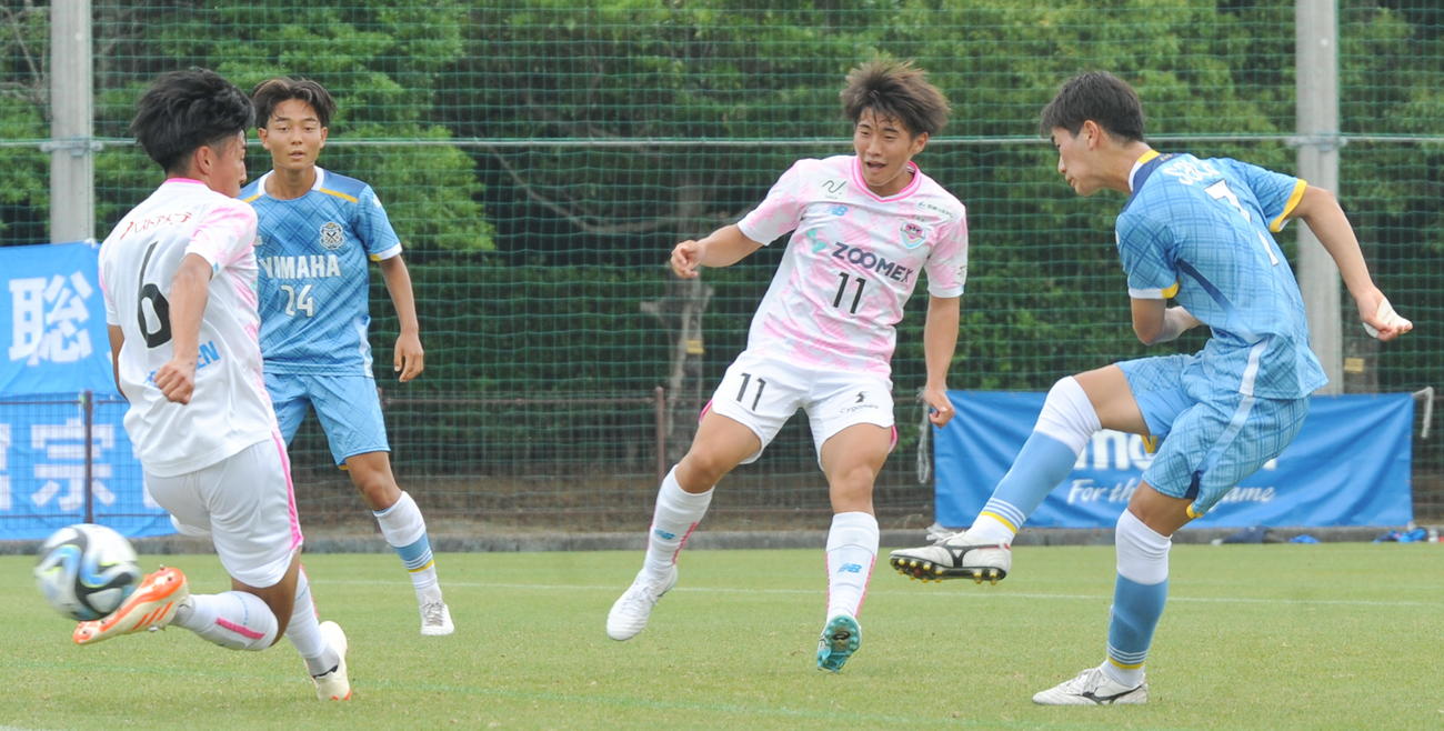 前半13分、先制ゴールを決める磐田U－18MF鈴木（右）
