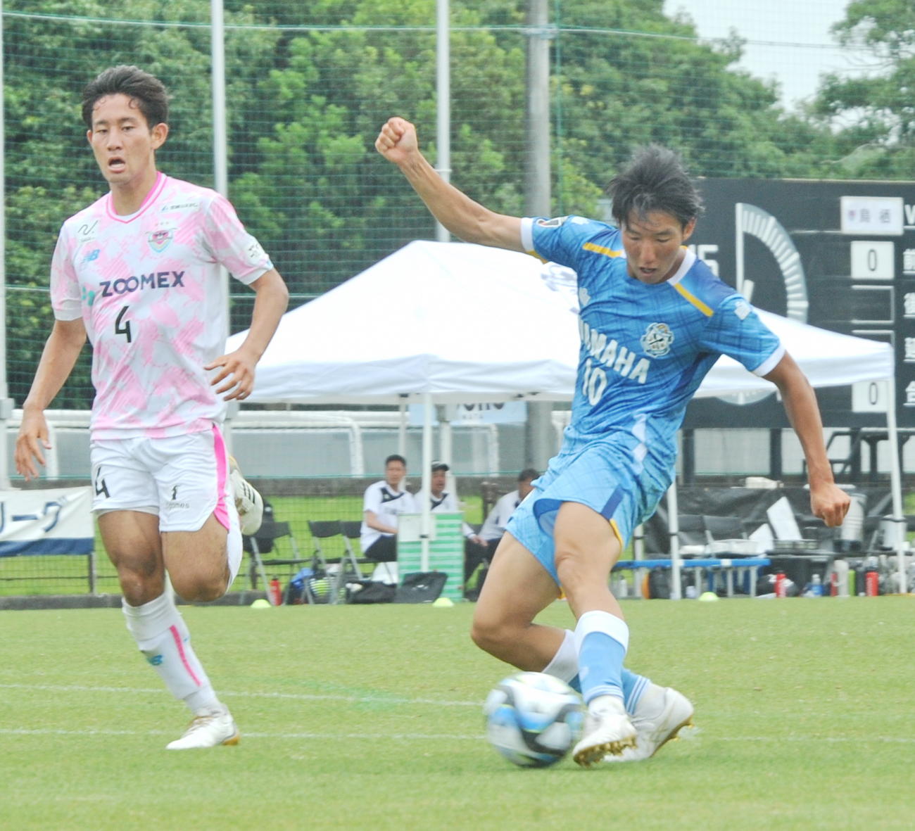 前半33分、チーム2点目のゴールを挙げる磐田U－18FW舩橋（右）　　