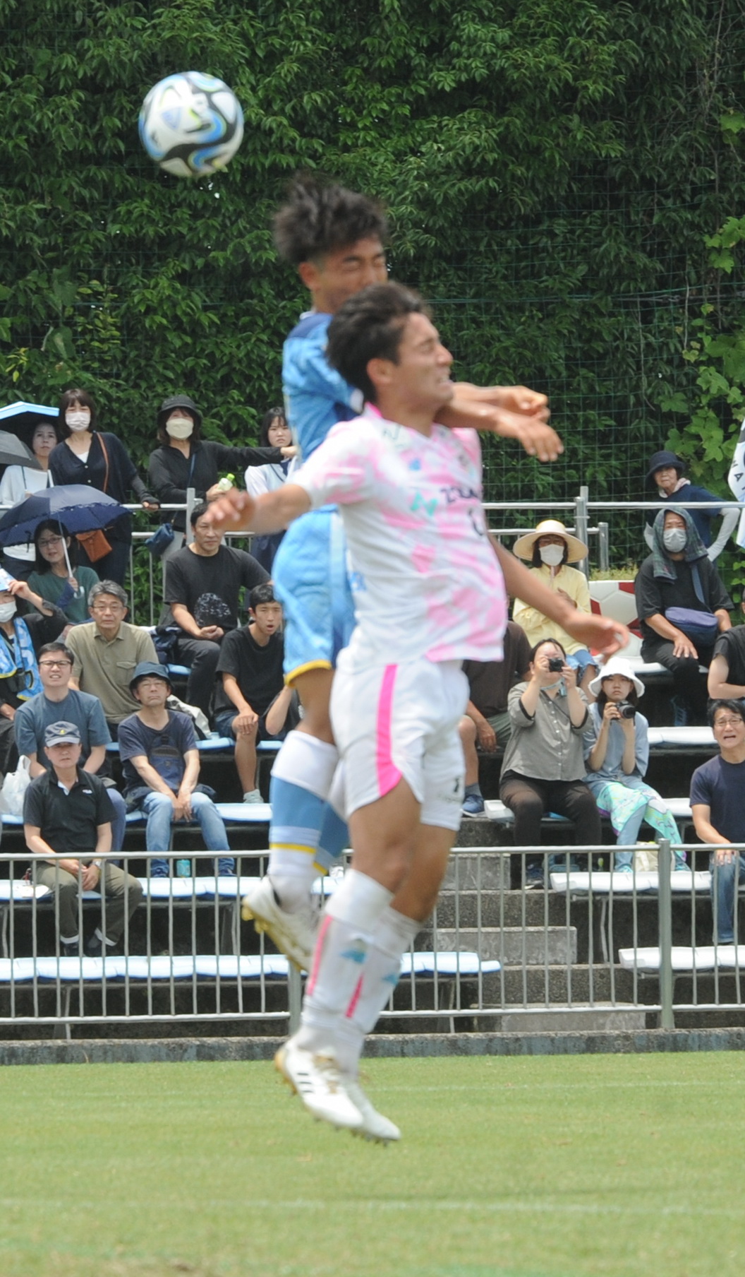 後半16分、ヘディングで追加点を決める磐田U－18MF河合（左）