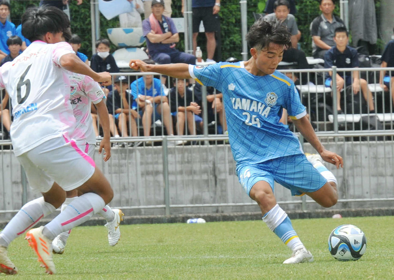 後半32分、チーム4点目、自身2点目のゴールを決める磐田U－18MF河合（右）　　