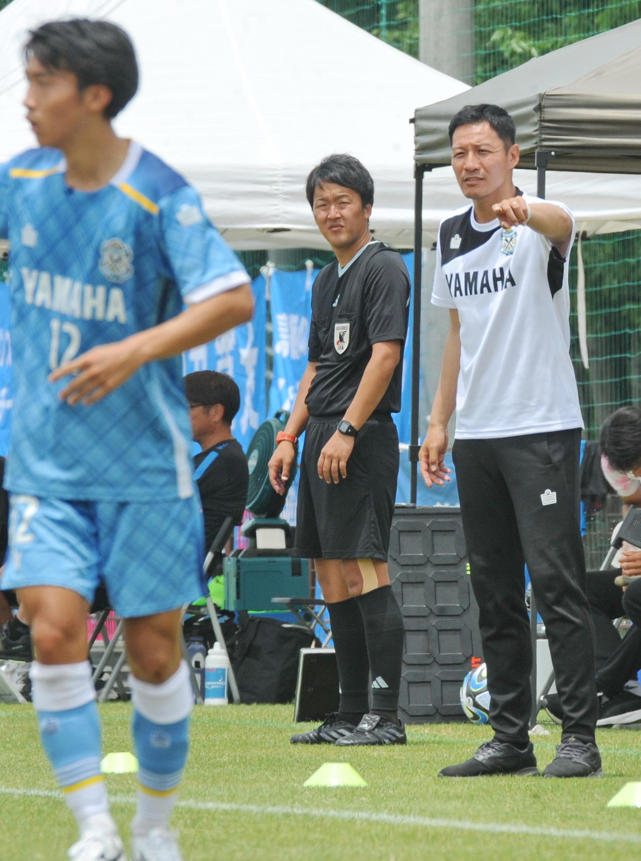 イレブンに指示を送る磐田U－18藤田監督（右）