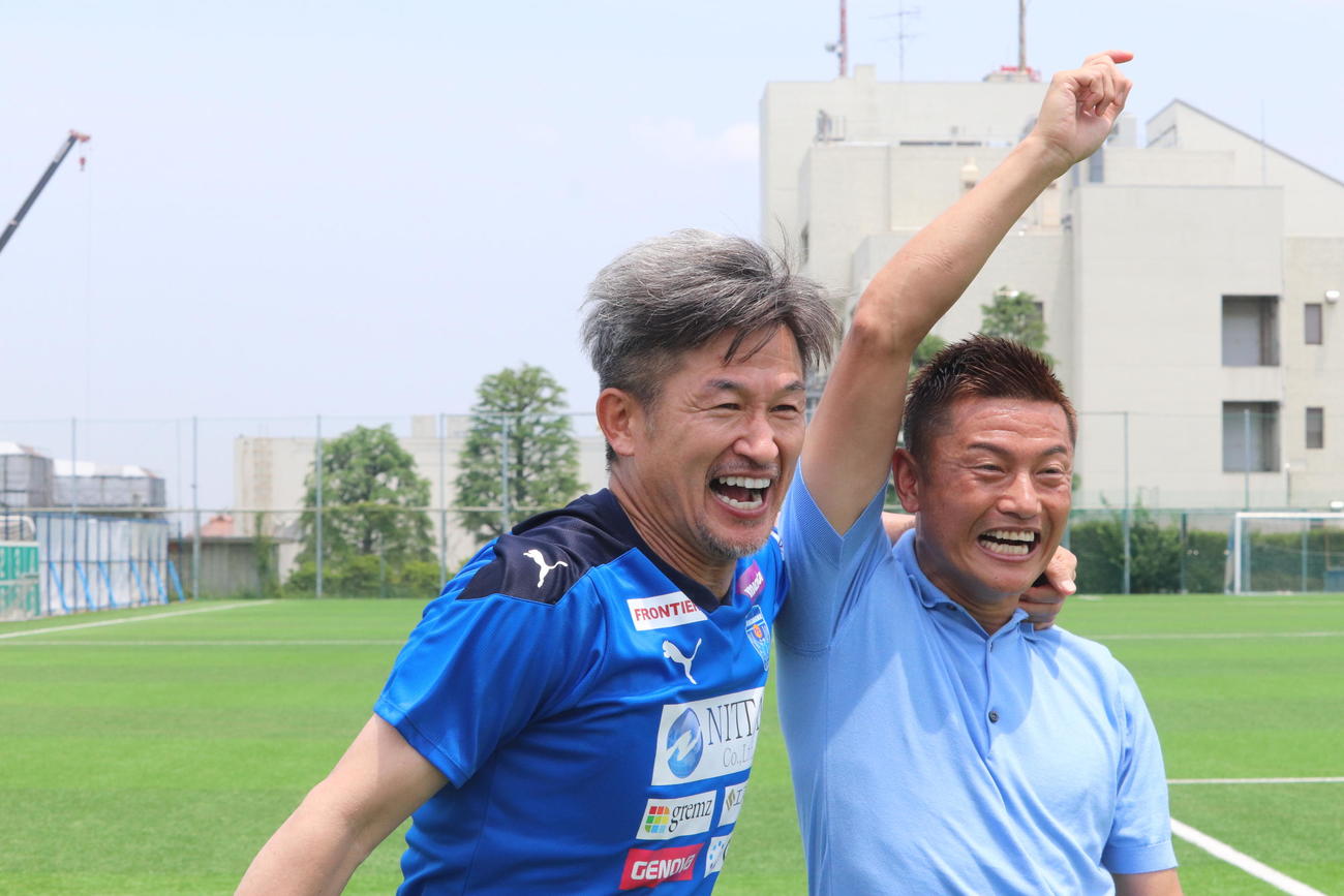 横浜FCの練習に訪れた播戸竜二氏（右）とカメラに向かってポーズを取るカズ
