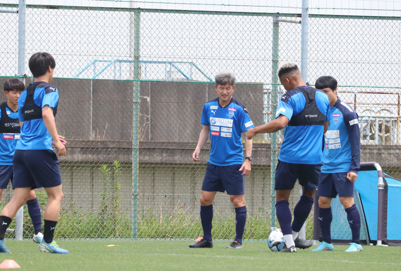 横浜FCの練習に参加し、ボール回しを行うカズ（中央）