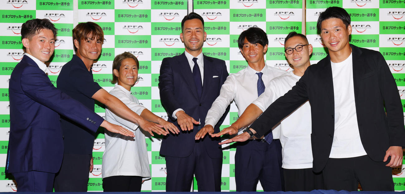 日本プロサッカー選手会定時総会を終え笑顔で手を合わせる左から柏戸嶋副会長、東京V小池副会長、大宮VENTUS有吉副会長、シャルケ吉田会長、FC大阪日高副会長、新潟早川副会長、群馬山田理事（撮影・野上伸悟）