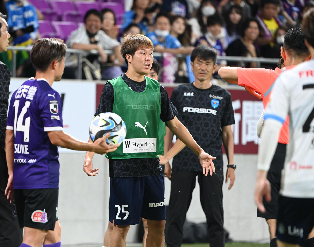 京都対横浜FC　前半、レッドカードが出されるベンチの横浜FC三田啓貴（2023年6月24日撮影）