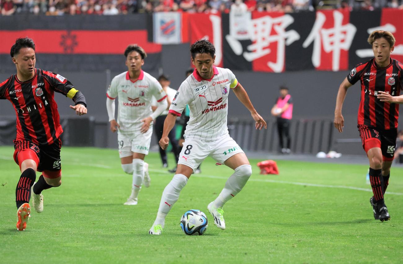 6月24日、札幌対C大阪　前半、ドリブルで攻め込むC大阪香川