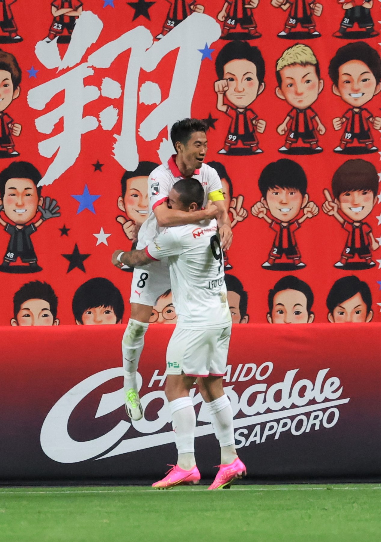 6月24日、札幌対C大阪　後半、ゴールを決めレオ・セアラ（下）と抱き合うC大阪香川