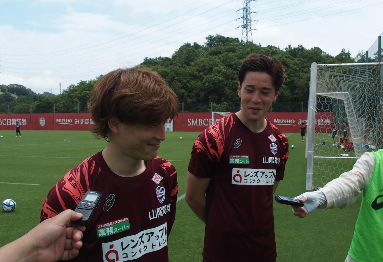 神戸の練習参加後、取材対応したセルティックFW古橋亨梧（左）と同DF小林友希（撮影・永田淳）