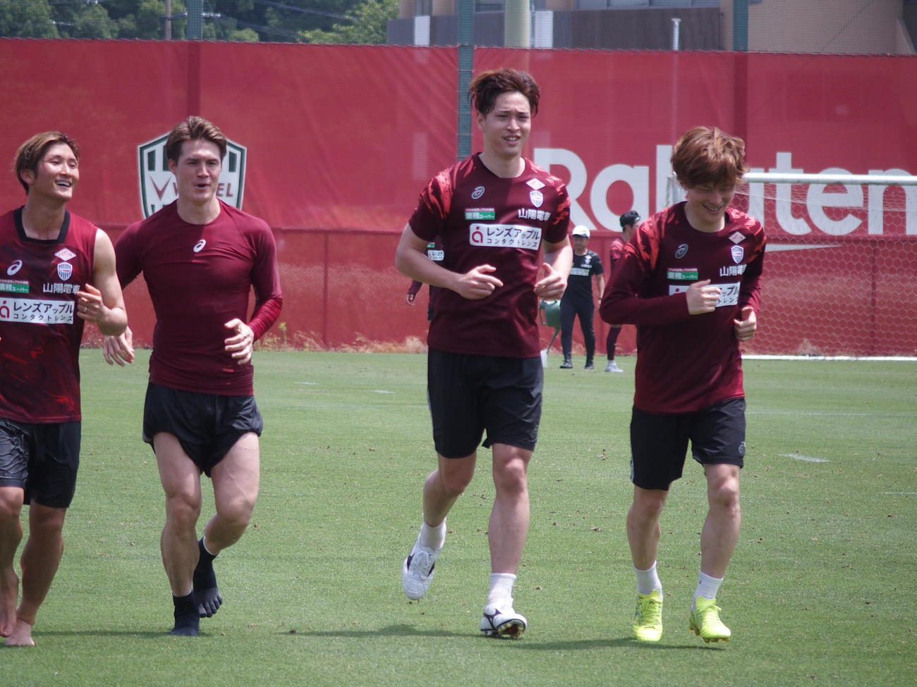 神戸の練習に参加し、元チームメイトと談笑しながらランニングする右からセルティックFW古橋亨梧と同DF小林友希（撮影・永田淳）