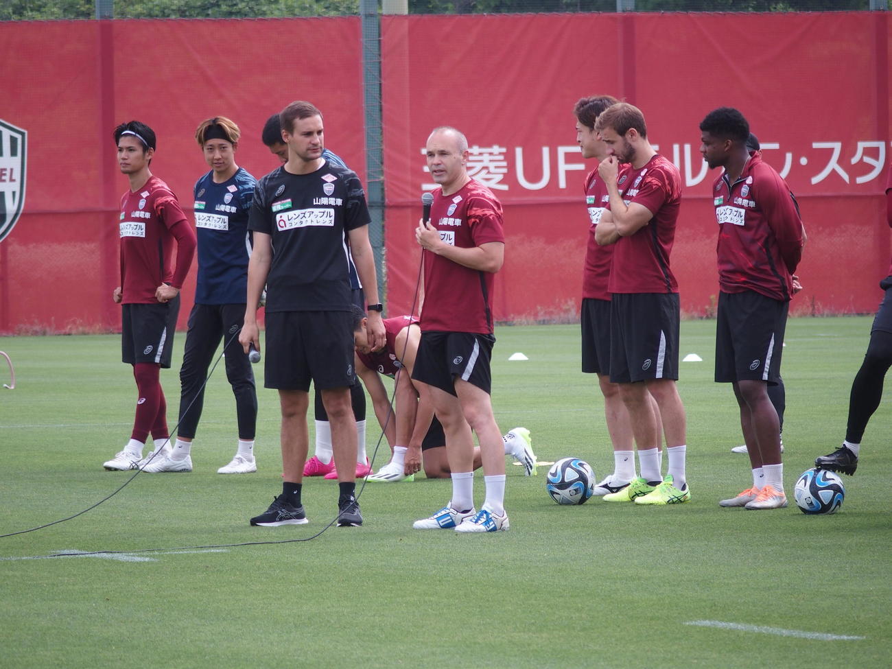 6月28日の公開練習でボールをつなぐ神戸MFアンドレス・イニエスタ（撮影・永田淳）