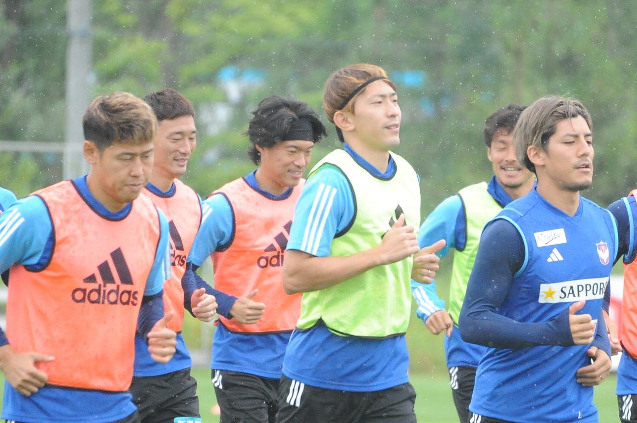 チームメートとランニングする新潟FW太田（中央）（27日撮影）