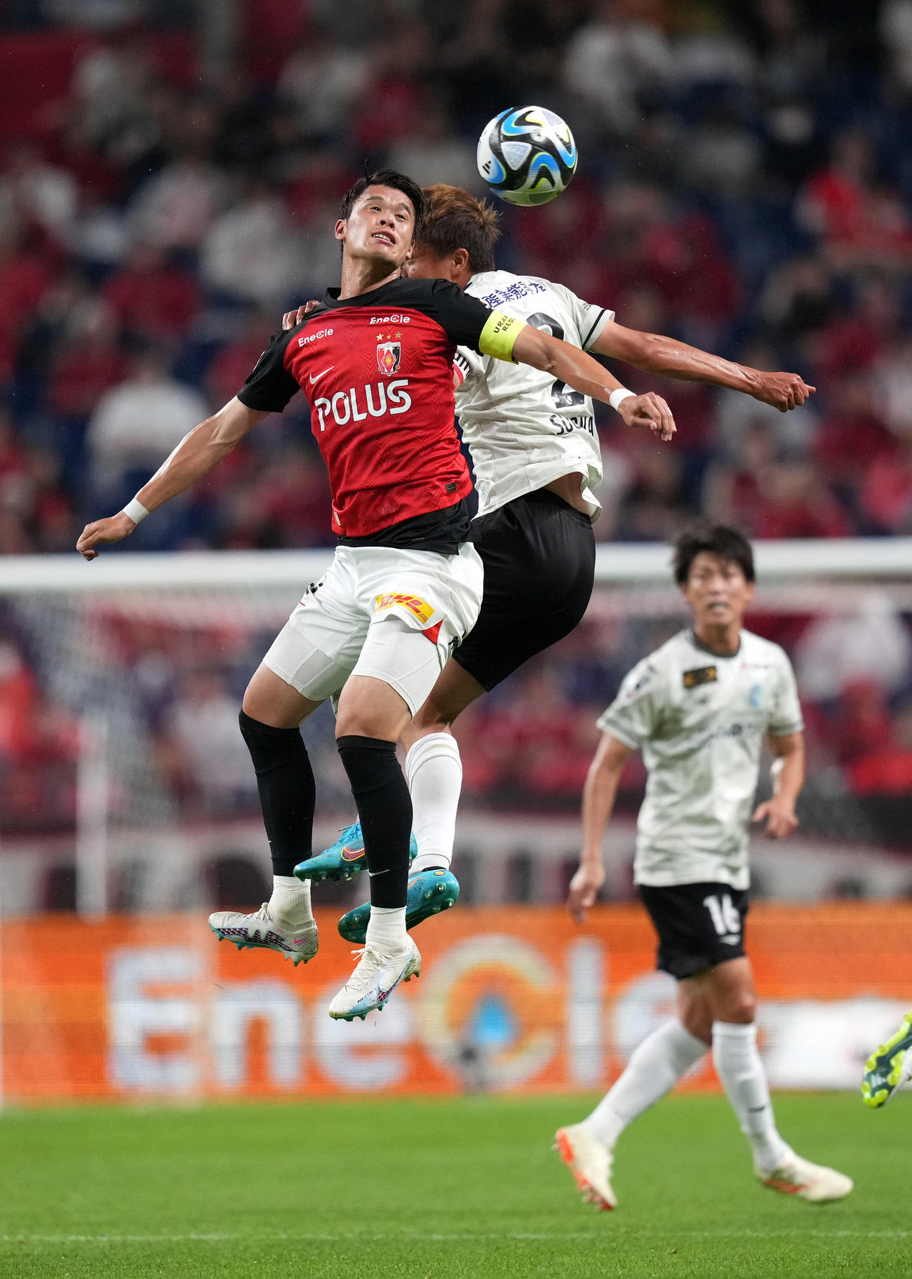 浦和対湘南　前半、湘南杉岡（右）と激しく競り合う浦和酒井（撮影・狩俣裕三）